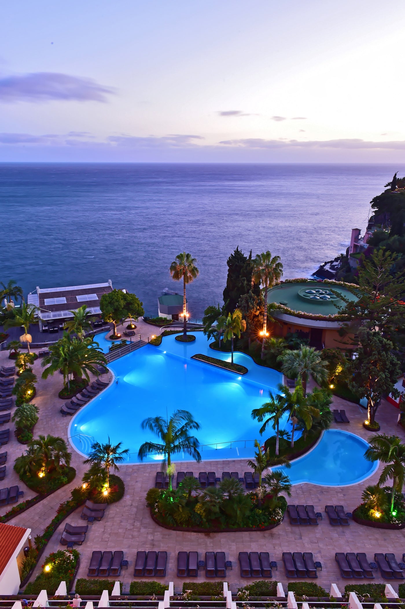 Imagem da piscina e vista de um dos hotéis do Pestana Hotel Group.